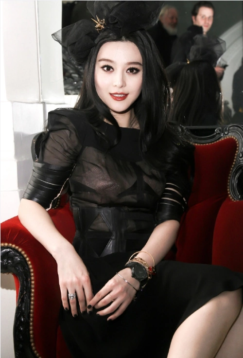 范冰冰十年前旧照曝光,一袭黑裙华丽又美艳,笑容迷人宛如初恋_手机