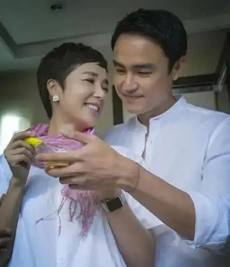 57岁蒋雯丽被偶遇为人亲切素颜状态好曝为陪儿子读书常住英国