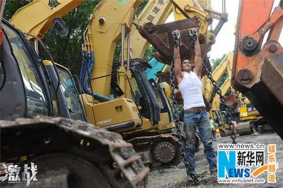 《激战》曝独门健身照 彭于晏工地搬巨型轮胎(图)