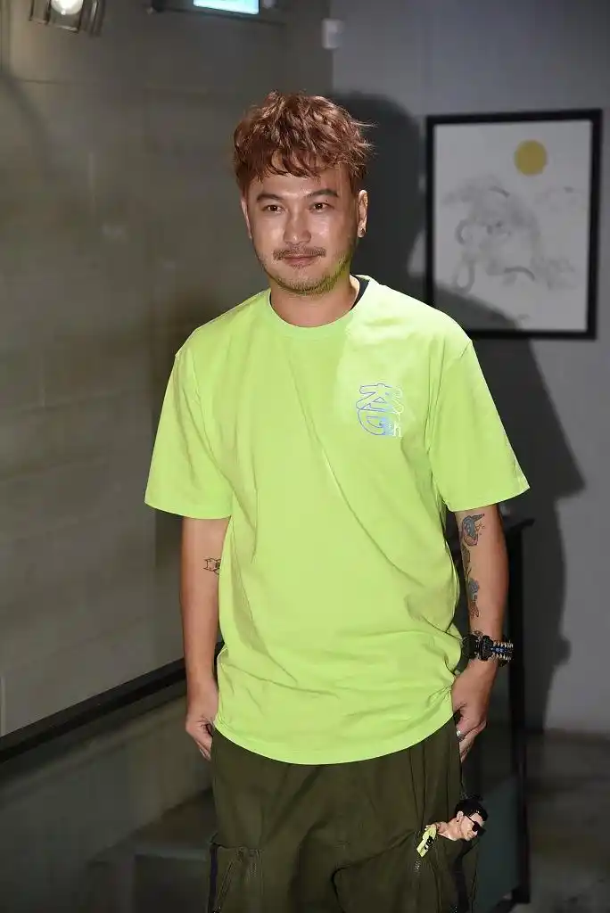 组图:kid林柏升穿绿t恤双手比心 自称将回归《综艺玩很大》