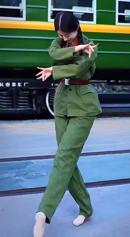 芳华模仿女战士的独舞者绿色军装舞之美英姿飒爽豪迈风采