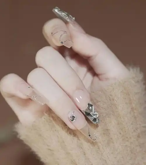 简约风透明裸色长款钻石美甲图