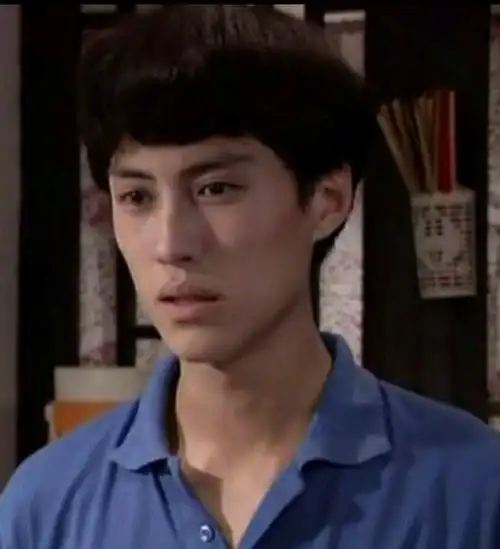 76年生人,直到41岁才靠《伪装者》红起来,我们来看看靳东年轻时的照片