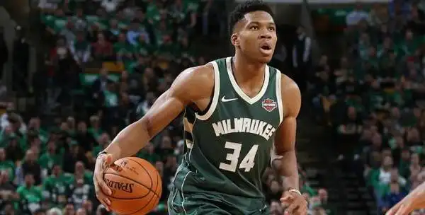 他身高6英尺11英寸(2.11米),司职前锋和中锋位置.