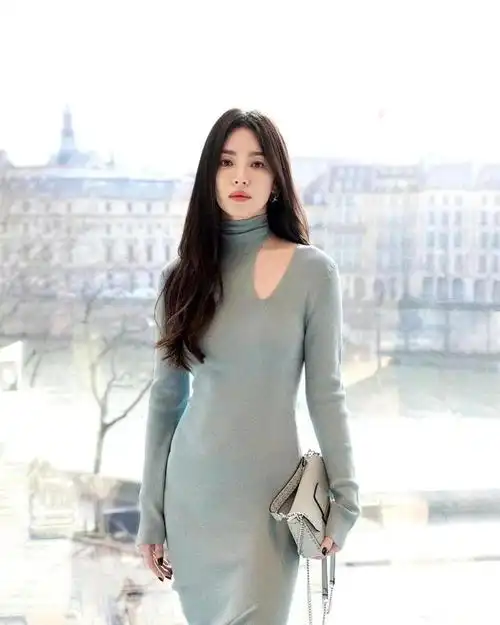 岁月沉淀过后,宋慧乔全身都流露出满满的华贵气质,去年更是凭借《黑暗