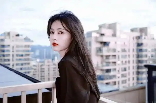 导语:作为一位备受瞩目的女明星,白鹿以其独特的长相和精妙的鼻子成为