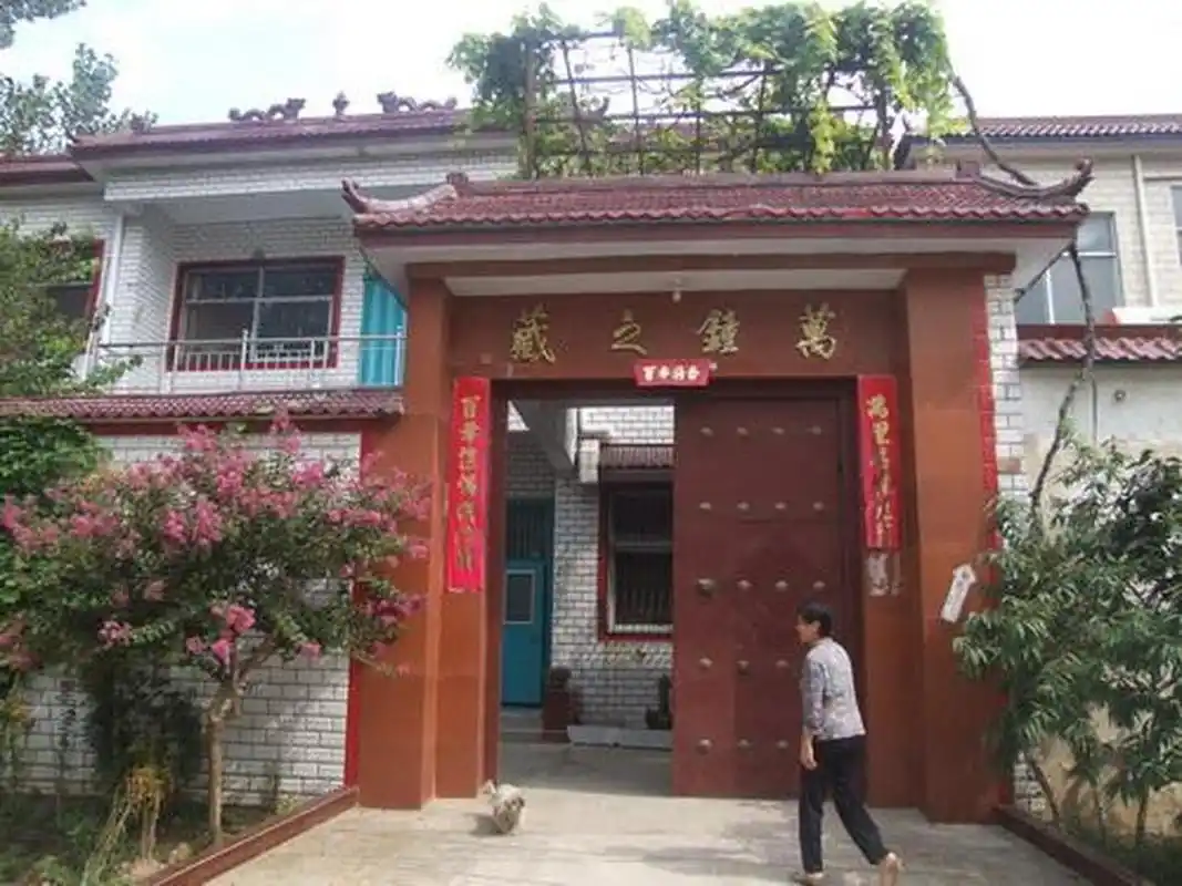 农村大门朝向不同,写的门头也不同,不同朝向的门头如下所写,符合义理