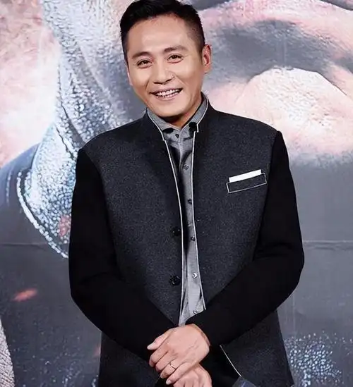 头一次看见明星签名这么狼狈刘烨被大量粉丝围堵不断重复着有点多了3