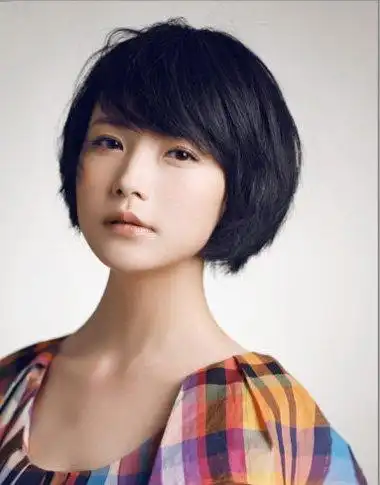 2015年女性国字脸新发型国字脸女生短发纹理发型图片2