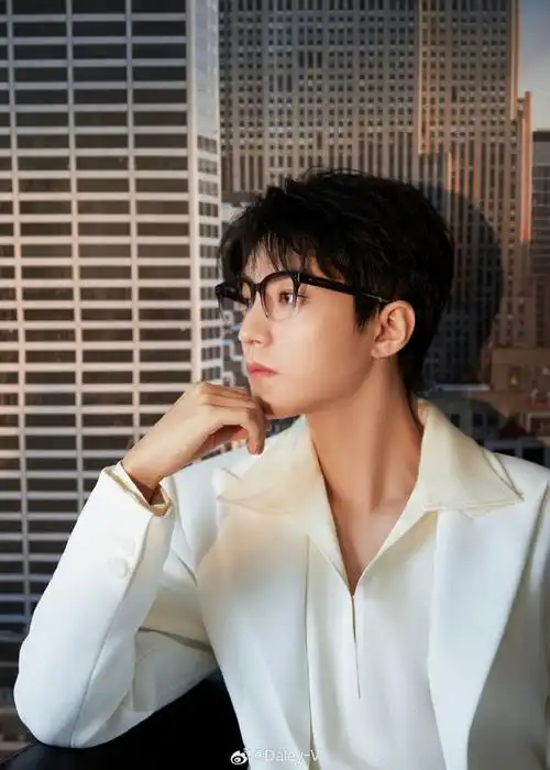 全白色休闲西装套优雅清爽,又见帅气眼镜杀[小风车]#王俊凯半框眼镜