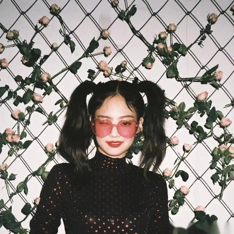 jennie双马尾造型可爱满分,其他也不赖哦!