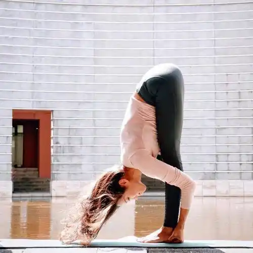 8个堪称"皱纹杀手"的瑜伽体式,每天都应该练一遍!_身体_双手_双腿