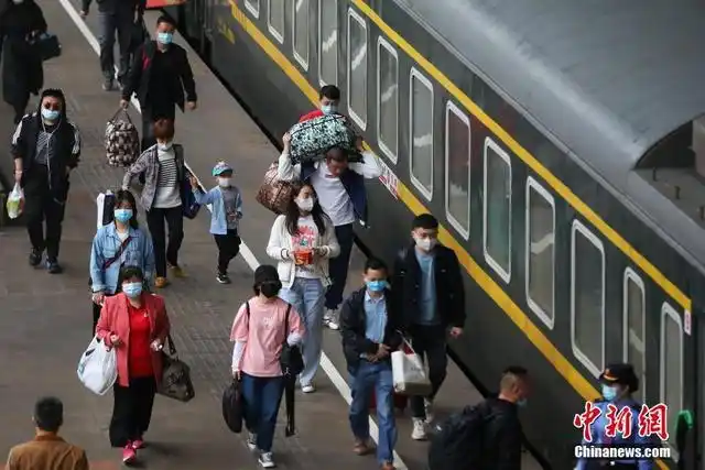 当日是"五一"假期最后一天,全国铁路迎来返程客流高峰.