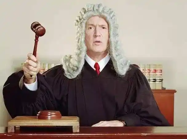 补壹刀香港法官头上的假发该摘下了