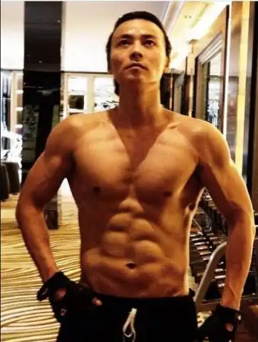 张晋的肌肉你给打多少分?网友:穿西装里最能打的暴徒