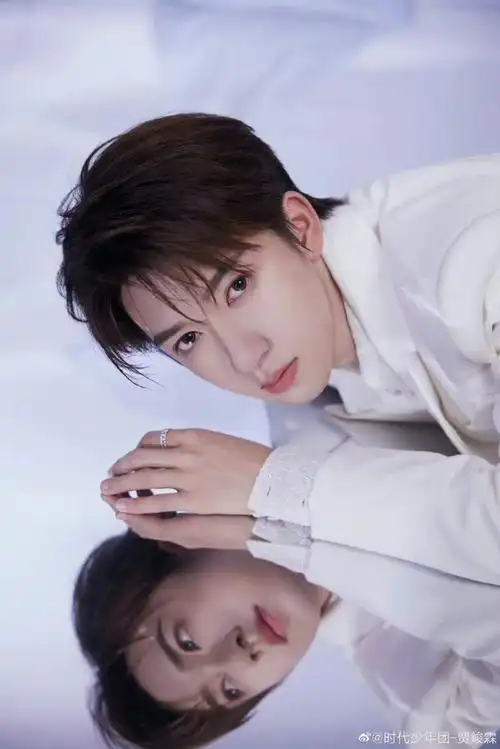 贺峻霖穿的是裙子吗#贺峻霖写真造型分享,白色造型别致且高级,在吧创