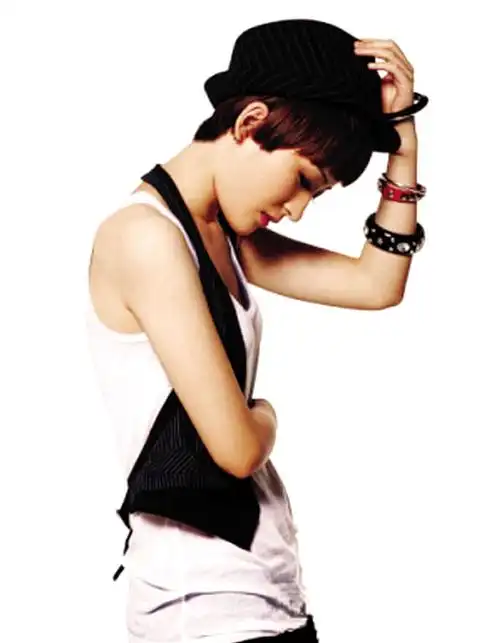 争议已久的曾轶可带着她的"绵羊音"与李媛希,潘虹樾一起离开了"快女"