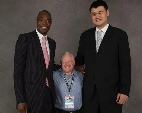 穆大叔晒合影祝贺姚明17:我们是火箭一家亲