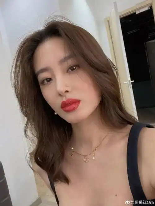 又"港"又"法"的杨采钰,为什么成了模仿首选?-cw资讯网