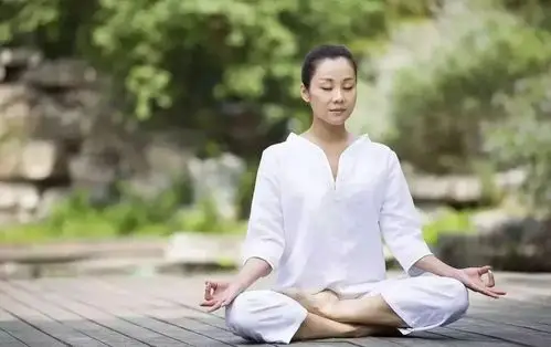 静坐可以收敛心神,放松身心,促进睡眠,使内心感到平静,烦躁郁火逐渐