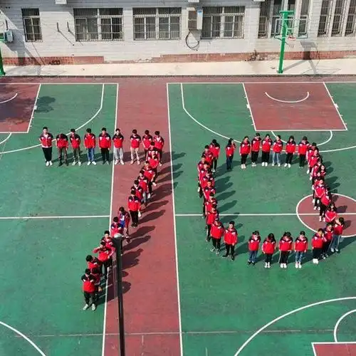 活动结束后所有成员在操场上摆出一个"70"的队形以祝贺新中国成立