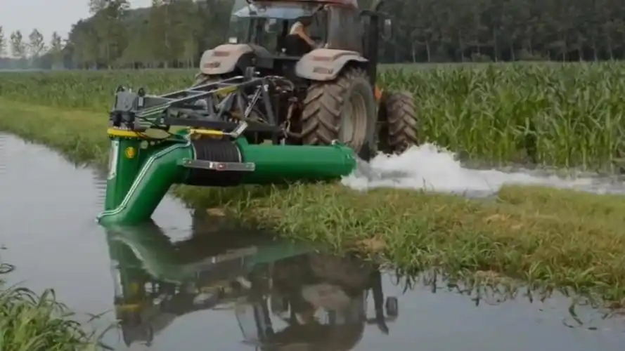 重型拖拉机携带轴流泵快速灌溉农作物,轴流泵功率大,出水量大