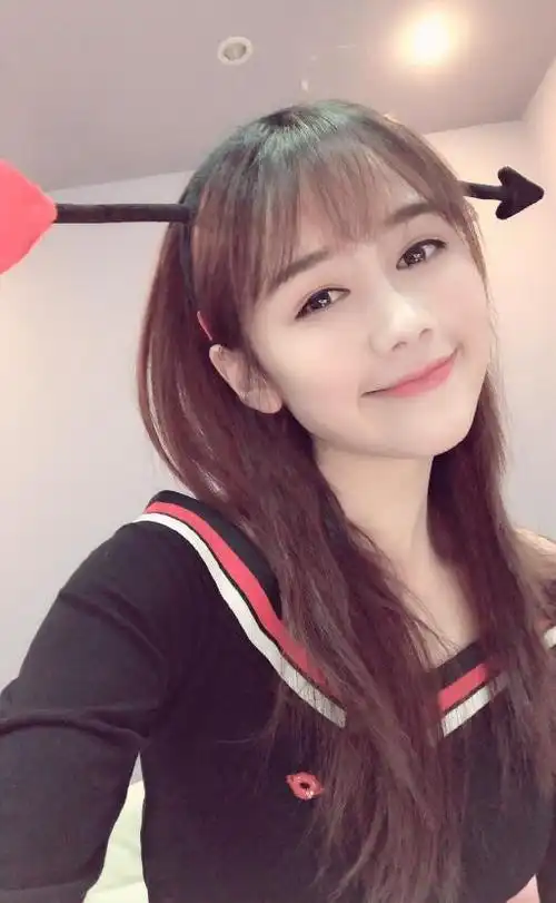 yy主播享儿近期性感卖萌生活照写真美女主播享儿福利自拍套图