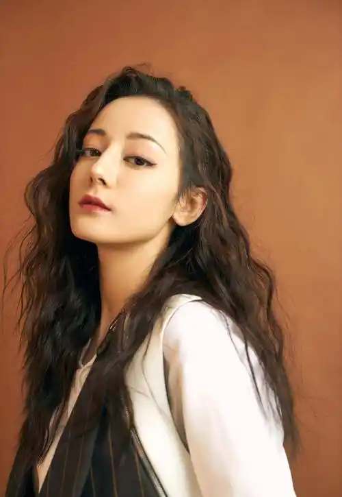 原创迪丽热巴解锁卷发造型复古裤装魅力十足漂亮的李慧珍回来了