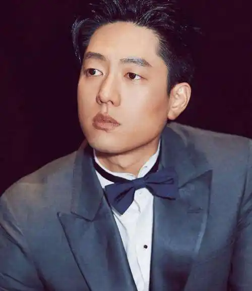 毕竟当年的台湾偶像剧,霸道总裁都是花美男,但是凌潇肃硬是演出了自己