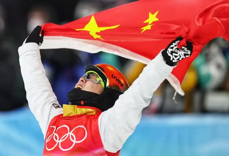 齐广璞身披国旗庆祝