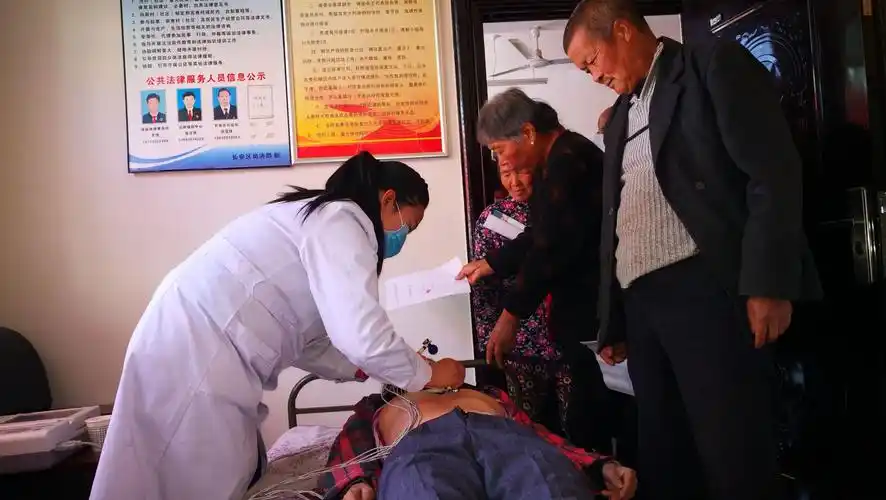 为社区六十五岁以上老人及慢病和困难户免费健康体检正在进行时