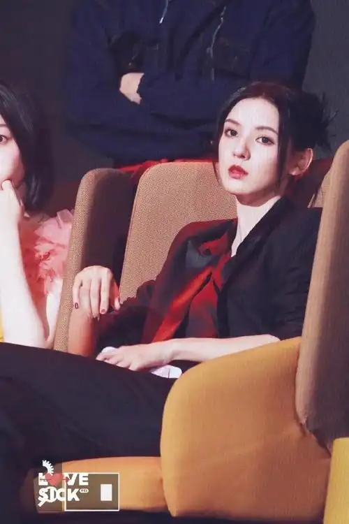 才发现张予曦和陈瑶共用一张脸,但谁才是低配版?