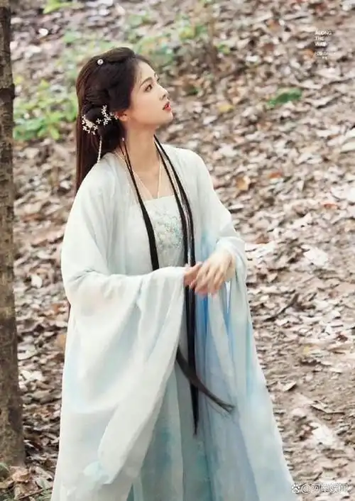 白鹿在《长月烬明》,《以爱为营》之后,新接演的《白月梵星》为古装