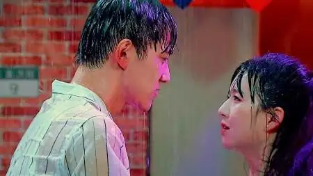 吻戏名场面,李沁称王大陆演吻戏像拔火罐,网友直呼辣眼睛!