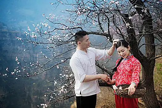 剧情,杏花,情侣,恩爱剧情,民居,古装,笑容,吃红薯,恩爱幸福的家庭生活