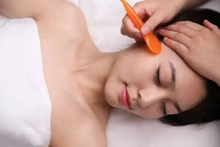 脸部刮痧,刮出嫩白好肤色!_面部