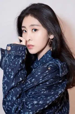 张碧晨现身张艺兴演唱会,疑放下前夫追求新欢,过往却让人不待见_网友