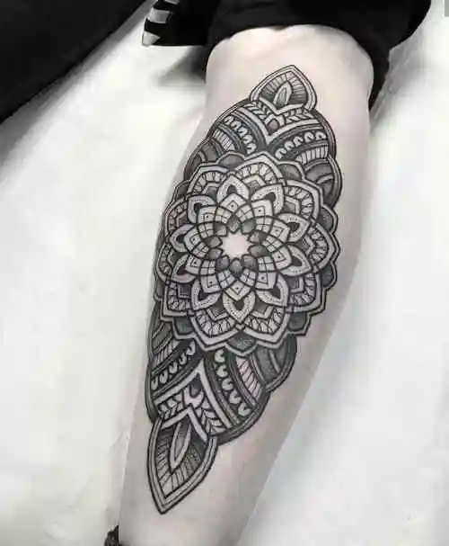 小腿黑灰梵花纹身图案