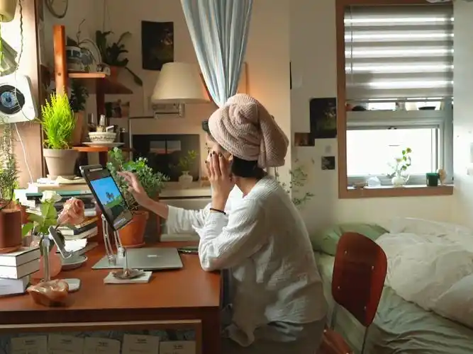 个人在家上厕所没纸了可以把裤子挂在膝盖上蹒跚着走出去拿90#独居