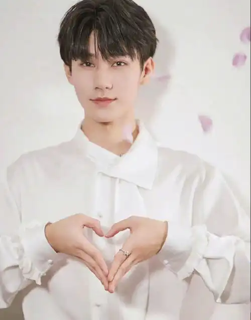 张真源脸颊比心