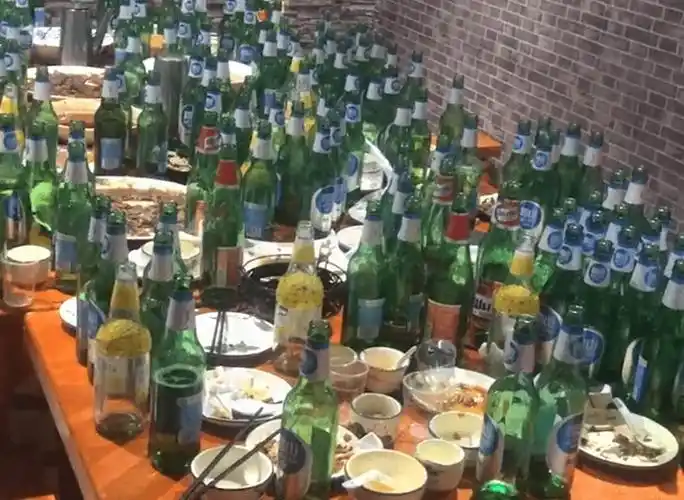 河南18名体育生聚餐连喝144瓶啤酒,老板直接看懵圈:头回遇到