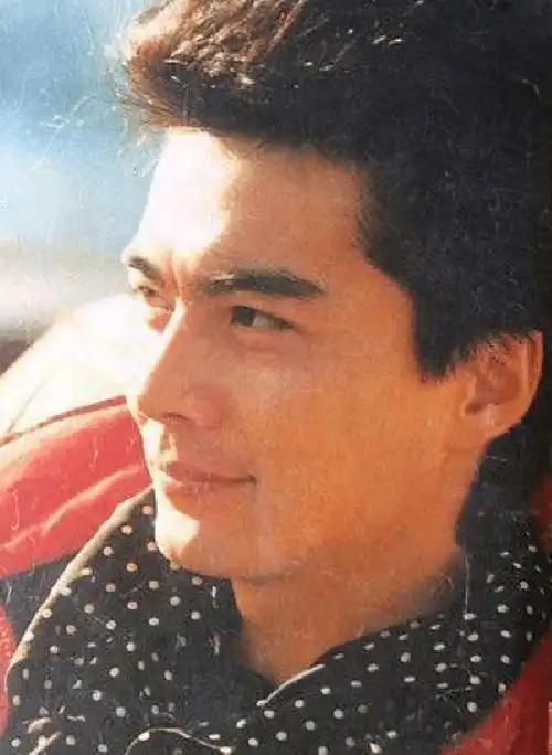 最近有网友扒出许亚军年轻时候的照片,画面中的许亚军五官立体,皮肤