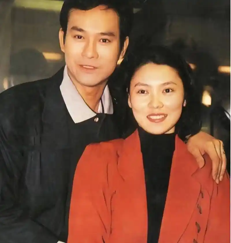 逆天改命的郑少秋:靠5个女人"上位",成功实现"身份三级跳"