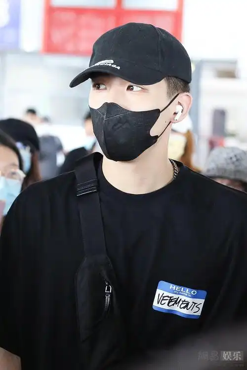 王安宇寸头发型荷尔蒙爆棚眼神清亮迷人