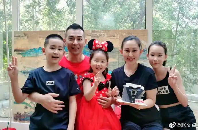 赵文卓收到父亲节贺卡,三个孩子泳池玩耍,全家福超温馨_手机搜狐网