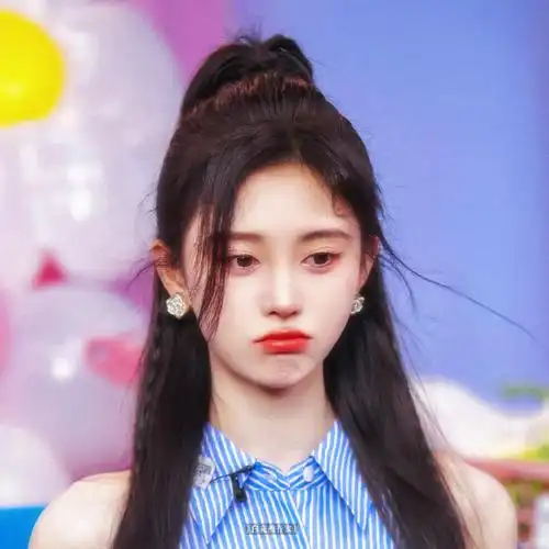 鞠婧祎比心三连拍