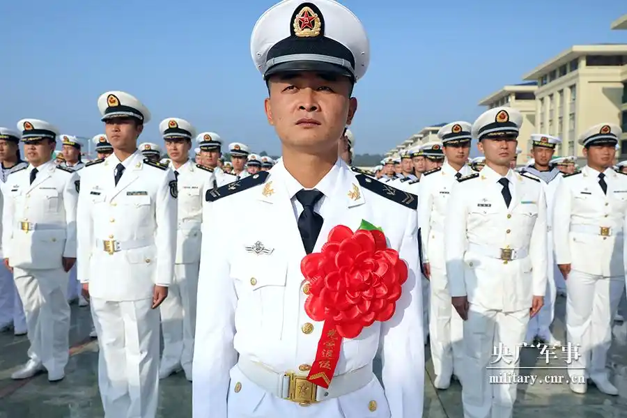 海军陆战队某旅举行退役士兵向军旗告别仪式