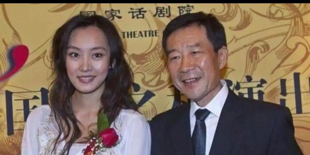 65岁李雪健,"隐瞒"了36年的老婆,原来是我们熟悉的她!