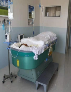 悬浮床:是目前国际上医治大面积烧伤伤员最先进的医疗器械之一,人躺在