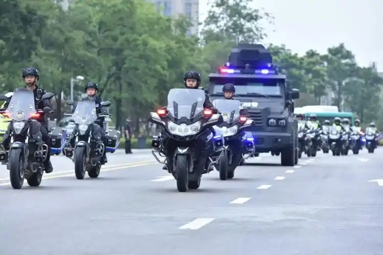 警视昆明特警巡逻车组护卫南博